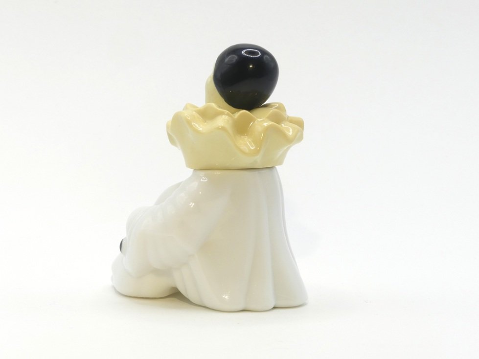 Elegance - Pierrot assis – Image 2